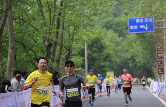 4800人體驗天臺山春景 顧家家居領(lǐng)跑一場有愛的馬拉松